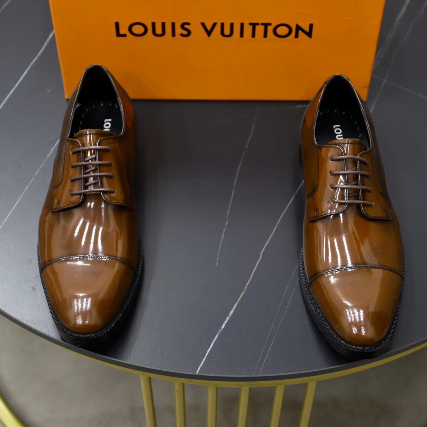 Ex-factory price: 500💰🙅‍♂️🙅‍♂️🙅‍♂️ Brand: LV Louis Vuitton Standard code: Men's size 38-44 (45 can be customized) Grade: Same style as the official website Original order quality Material: Original cowhide surface Comfortable sheepskin lining Original outsole Style category: Men's fashionable casual leather shoes Distinguished big-name luxury elements Top luxury Color: actual picture color
